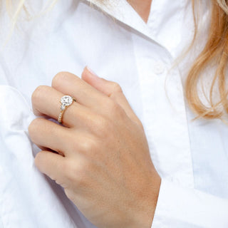 Anillo de diamantes pavé redondos serenos de 1,5 ct