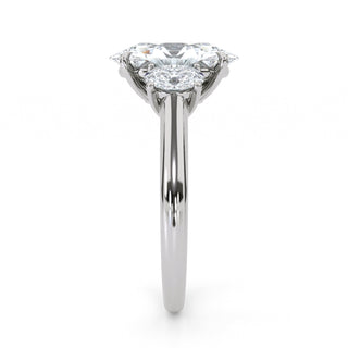 Alianza con pavé de diamantes ovalada Horizon de 2,5 quilates