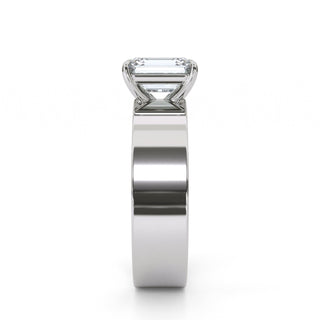 Anillo de compromiso clásico con diamantes de laboratorio esmeralda de 1,5 ct.