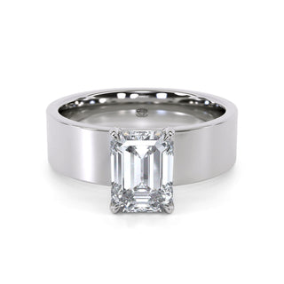 Anillo de compromiso clásico con diamantes de laboratorio esmeralda de 1,5 ct.