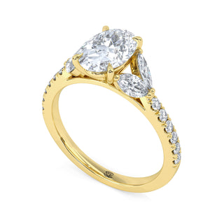 Banda Solace con pavé de diamantes ovalados de 1,5 ct