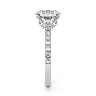 Banda Solace con pavé de diamantes ovalados de 1,5 ct