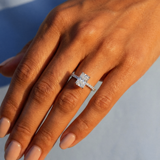Anillo de compromiso clásico con piedra lateral esmeralda de 1,0 ctw