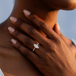Anillo de compromiso clásico con piedra lateral de talla marquesa de 0,5 ct.
