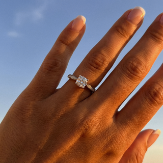 Anillo de compromiso con piedra lateral cónica de talla cojín de 0,6 ct.