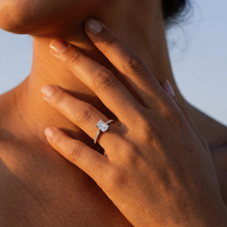 Anillo de compromiso con piedra lateral cónica de esmeralda de 1,0 ctw