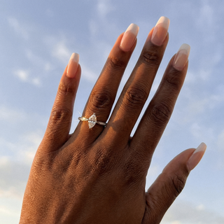 Anillo de compromiso con piedra lateral cónica de talla marquesa de 0,5 ct.