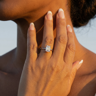 Anillo de compromiso solitario estilo bisel con corte esmeralda de 2,0 cts.
