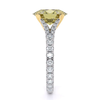 Anillo de compromiso con piedra lateral de corte ovalado amarillo y banda pavé