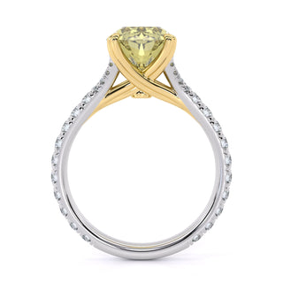 Anillo de compromiso con piedra lateral de corte ovalado amarillo y banda pavé