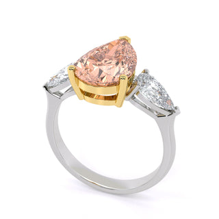 Anillo de compromiso de tres piedras preciosas con corte de pera