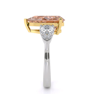 Anillo de compromiso de tres piedras preciosas con corte de pera