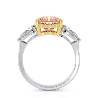Anillo de compromiso de tres piedras preciosas con corte de pera