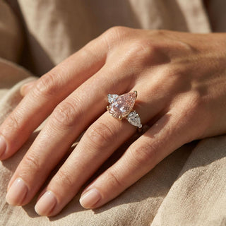 Anillo de compromiso de tres piedras preciosas con corte de pera