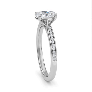 Anillo de compromiso con piedra lateral cónica ovalada de 1,0 ctw