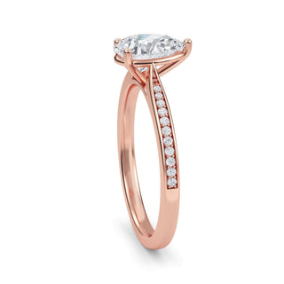 Anillo de compromiso con piedra lateral cónica en forma de pera de 1,0 ctw