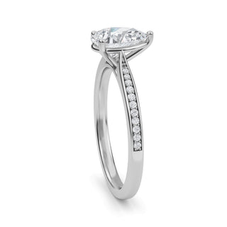Anillo de compromiso con piedra lateral cónica en forma de pera de 1,0 ctw