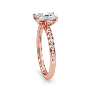 Anillo de compromiso con piedra lateral cónica radiante de 1,0 ctw