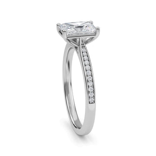Anillo de compromiso con piedra lateral cónica radiante de 1,0 ctw