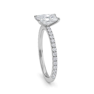 Anillo de compromiso clásico con piedra lateral esmeralda de 1,0 ctw