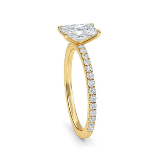 Anillo de compromiso clásico con piedra lateral esmeralda de 1,0 ctw