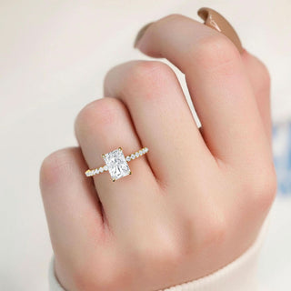 Anillo de compromiso clásico con piedra lateral esmeralda de 1,0 ctw