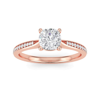 Anillo de compromiso con piedra lateral cónica de talla cojín de 0,6 ct.