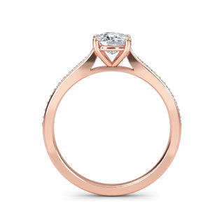 Anillo de compromiso con piedra lateral cónica de talla cojín de 0,6 ct.