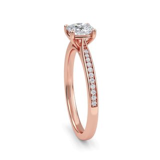 Anillo de compromiso con piedra lateral cónica de talla cojín de 0,6 ct.