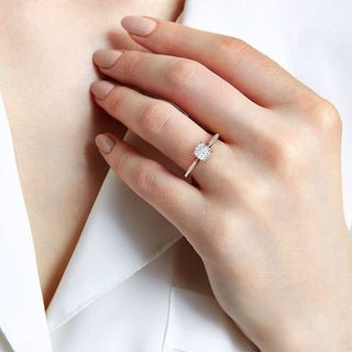 Anillo de compromiso con piedra lateral cónica de talla cojín de 0,6 ct.