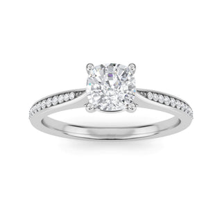 Anillo de compromiso con piedra lateral cónica de talla cojín de 0,6 ct.
