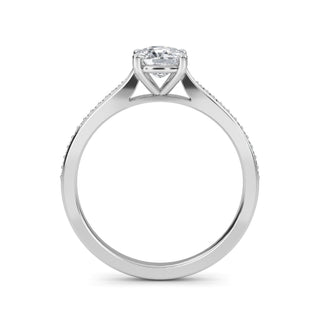 Anillo de compromiso con piedra lateral cónica de talla cojín de 0,6 ct.