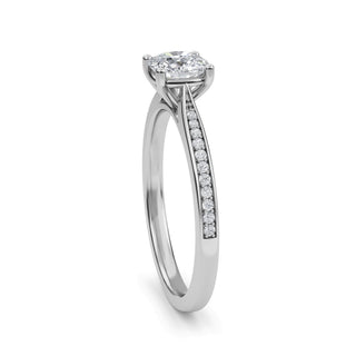 Anillo de compromiso con piedra lateral cónica de talla cojín de 0,6 ct.