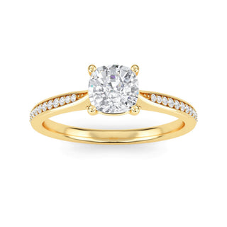 Anillo de compromiso con piedra lateral cónica de talla cojín de 0,6 ct.