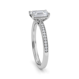 Anillo de compromiso con piedra lateral cónica de esmeralda de 1,0 ctw