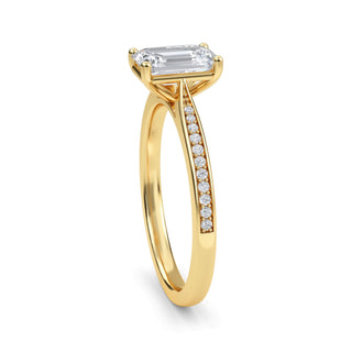 Anillo de compromiso con piedra lateral cónica de esmeralda de 1,0 ctw