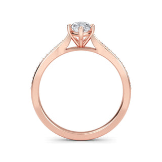 Anillo de compromiso con piedra lateral cónica de talla marquesa de 0,5 ct.