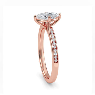 Anillo de compromiso con piedra lateral cónica de talla marquesa de 0,5 ct.