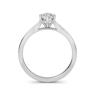 Anillo de compromiso con piedra lateral cónica de talla marquesa de 0,5 ct.