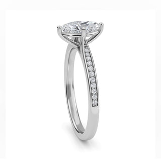 Anillo de compromiso con piedra lateral cónica de talla marquesa de 0,5 ct.