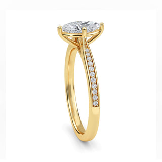 Anillo de compromiso con piedra lateral cónica de talla marquesa de 0,5 ct.