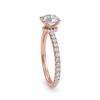 Anillo de compromiso redondo con piedra lateral de cuatro puntas, 1,0 ctw