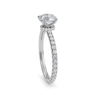 Anillo de compromiso redondo con piedra lateral de cuatro puntas, 1,0 ctw