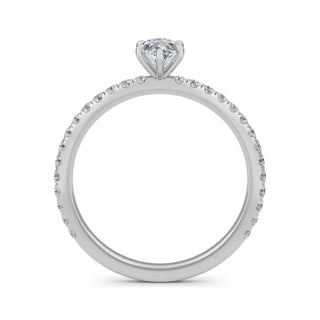 Anillo de compromiso clásico con piedra lateral de talla marquesa de 0,5 ct.