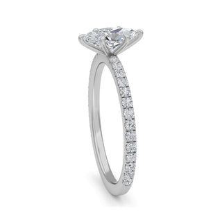 Anillo de compromiso clásico con piedra lateral de talla marquesa de 0,5 ct.