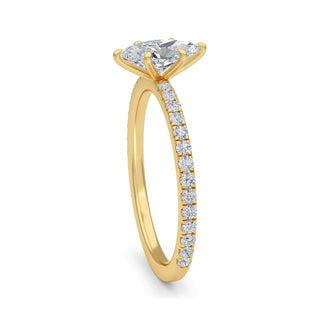 Anillo de compromiso clásico con piedra lateral de talla marquesa de 0,5 ct.