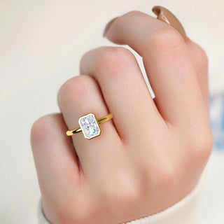 Radiant Cut Bezel-Style Solitaire Engagement Ring 1.0 ct