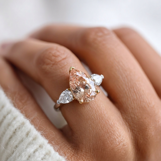 Anillo de compromiso de tres piedras preciosas con corte de pera